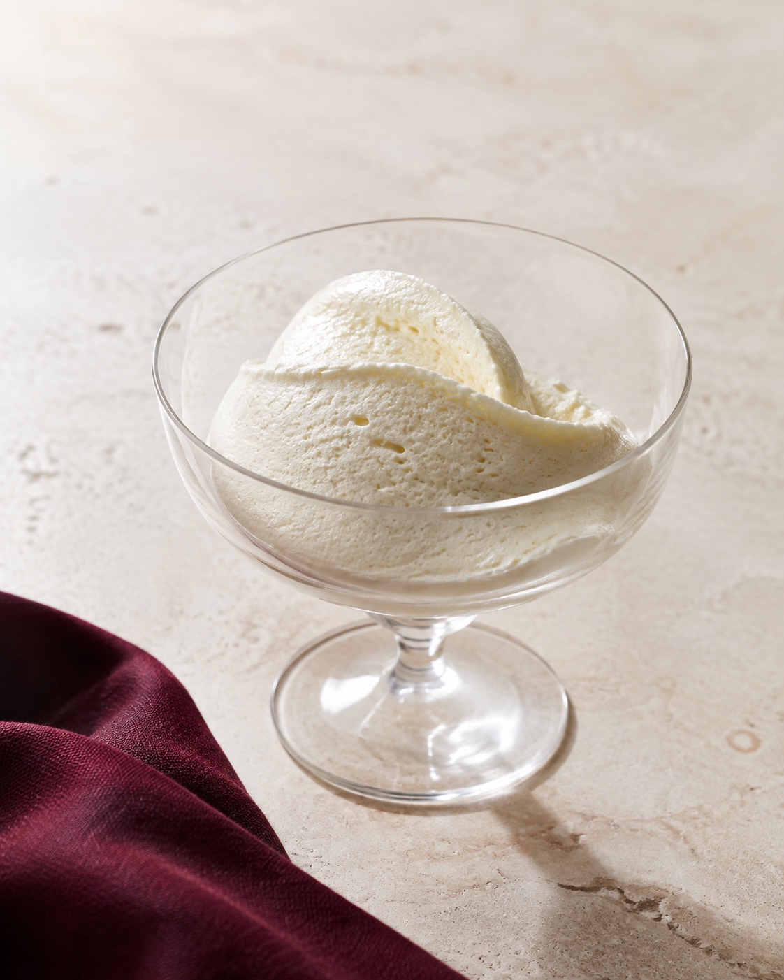 Postre frío en copa con crema ligera y aireada